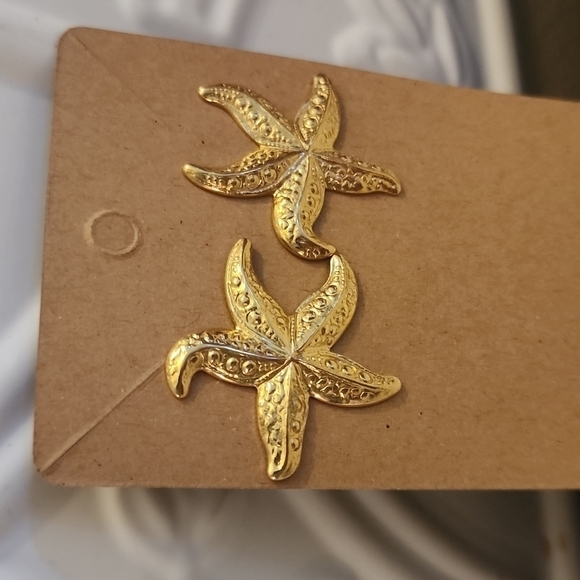 💍3 for $15-Goldtone Starfish Shaped Textured Earrings - Picture 2 of 3